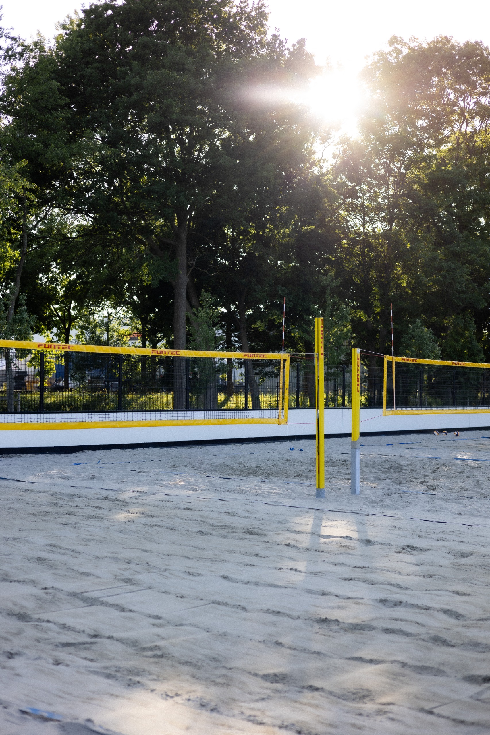 Leeg beachveld met net