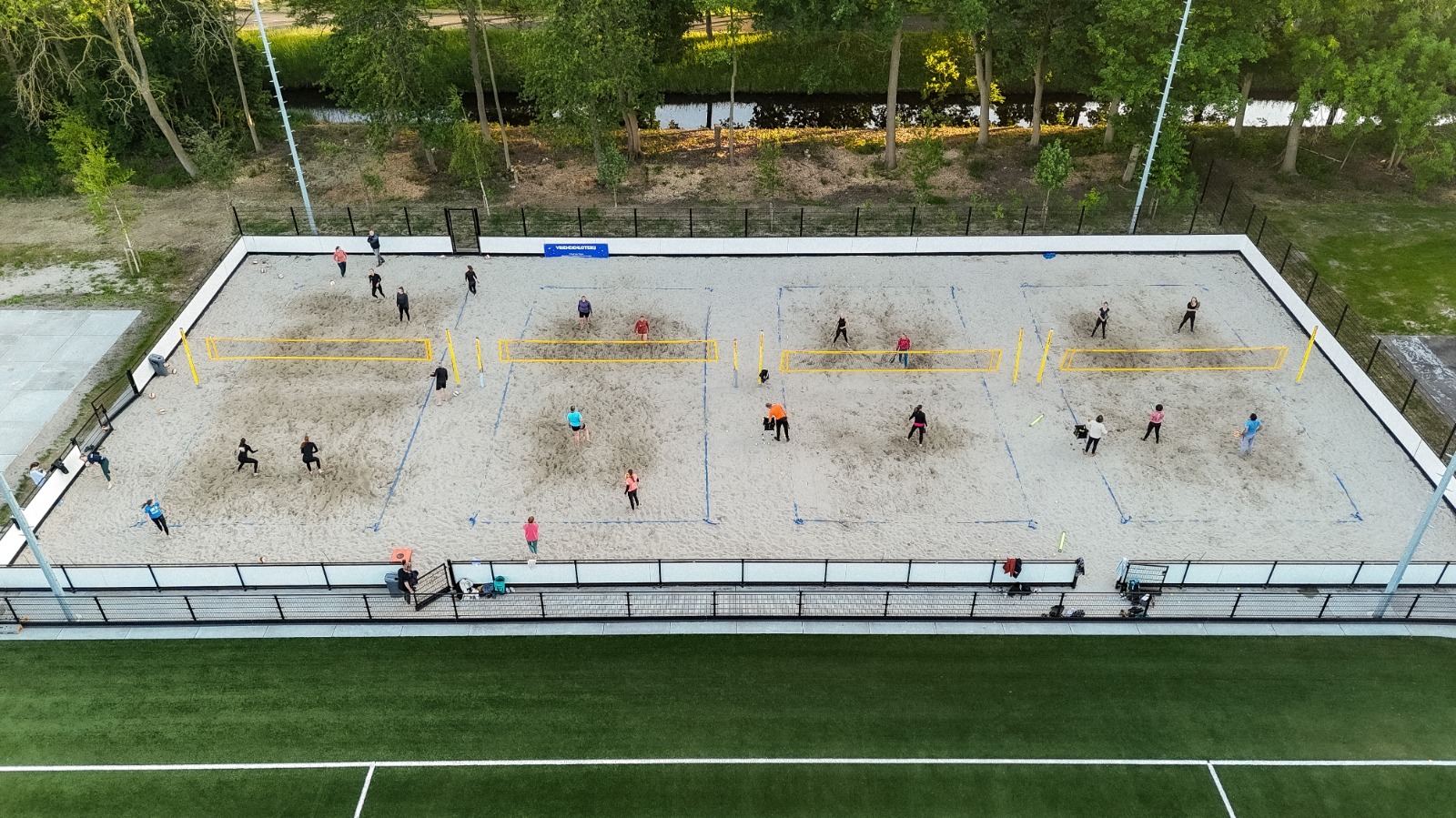 Schuin bovenaanzicht van de beachvelden